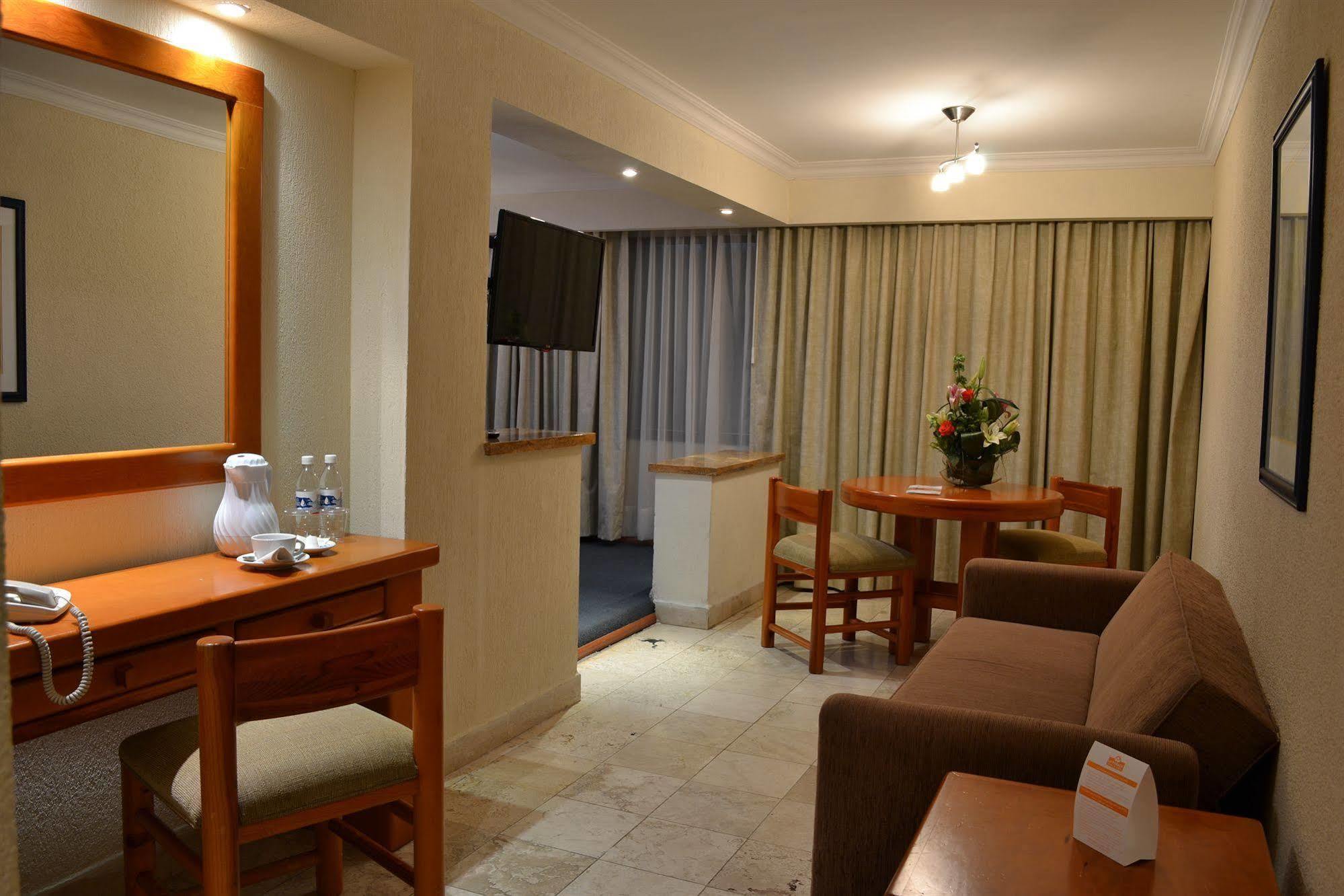La Posada Hotel Y Suites San Luis Potosí Екстериор снимка